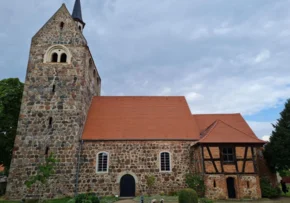 Uenglingen-Kirche Ortssucher-Eigenes Werk CC BY-SA 4.0 | Foto: <a href="https://commons.wikimedia.org/wiki/User:Ortssucher">Ortssucher</a>, <a href="https://commons.wikimedia.org/wiki/File:Uenglingen_Kirche_mit_Bahnrenhaus.jpg">Uenglingen Kirche mit Bahnrenhaus</a>, <a href="https://creativecommons.org/licenses/by-sa/4.0/legalcode">CC BY-SA 4.0</a>